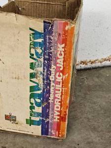 lot 128 image: 3 Ton Bottle Jack