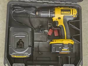 lot 136 image: DeWalt 14V Cordless Drill