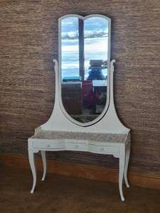 lot 44 image: Adorable Ceramic Mosaic Surface Vanity