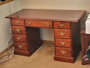 lot 36 image: Elegant Mahogany Office Desk