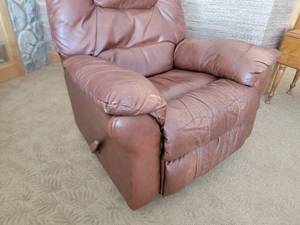 lot 34 image: Luxurious Plush Leather Recliner - Mocha