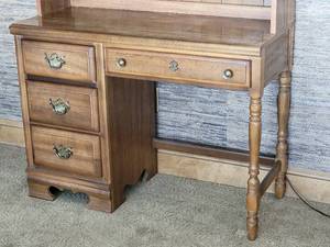 lot 32 image: Beautiful Secretary Bookcase by Bassett