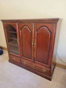 lot 82 image: Classic Cherry Entertainment Cabinet