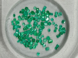 21.40 Carat Emerald Large Lot of Miscellaneous Size Melee Loose Stones