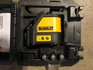 DEWALT 100 ft. Green Self-Leveling Cross Line Laser Level with (3) AA Batteries & Case  Customer Returns See Pictures