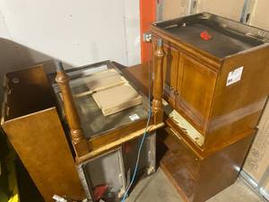 lot 5 image: Traditional Executive Wooden Desk with Hutch ONLY DESK AND HUTCH CONTENTS OF DESK AND CHAIR NOT INCLUDED