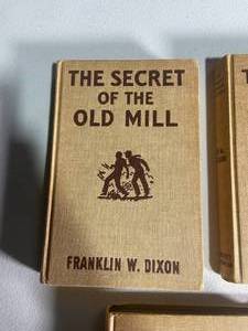 lot 30 image: Vintage Franklin W. Dixon Hardy Boys Book Collection - 5 Volumes
