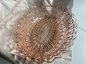 lot 34 image: Vintage Pink Depression Glass Serving Bowl