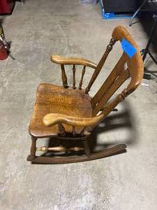 lot 114 image: Traditional Wooden Rocking Chair