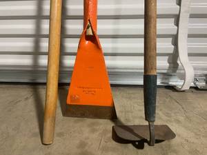 lot 143 image: Assorted Outdoor Yard Tools - 3 Pieces