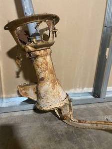 lot 190 image: Antique Cast Iron Farmhouse Water Pump
