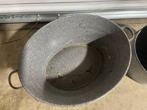 lot 198 image: Vintage Graniteware Roasting Pan and Metal Pail with Roofing Tins