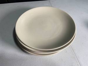 lot 209 image: Set of 5 Cream Ceramic Dinner Plates