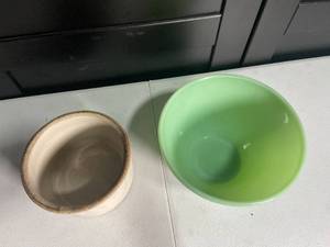 lot 260 image: Vintage Ceramic Mixing Bowl Set - 2 Pieces