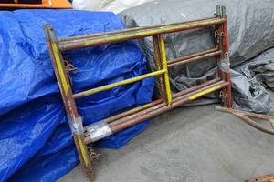 lot 1F image: 3 Scaffolding Uprights - 3