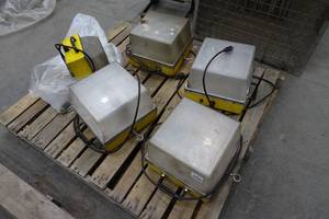 lot 134 image: 5 Magnetic Mount Industrial Lights