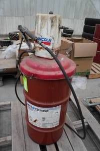 lot 37 image: Lincoln Pneumatic 918 Grease Pump with Mobil Coupling Grease Drum