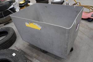 lot 98 image: Rolling Poly Tub