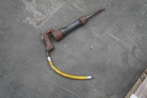 lot 101 image: Heavy Duty Air Chipping Hammer with Hose