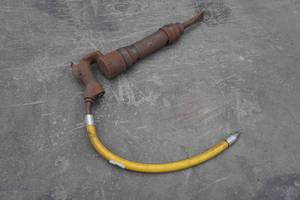 lot 100 image: Heavy Duty Air Chipping Hammer