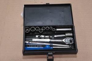 lot 211 image: Assorted 14 Drive Tools - Ratchet, Sockets, Driver