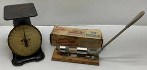 lot 101 image: Vintage Columbia Family Scale & Gem Dandy Nut Cracker In Original Box