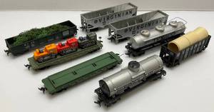 lot 194 image: Misc. Vintage HO Scale Train Cars