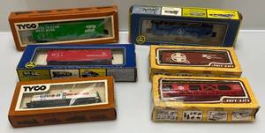 lot 200 image: Misc. Vintage HO Scale Train Cars In Original Boxes Including  Burlngton Northern And More (Some Boxes Beat Up)