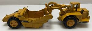 lot 128 image: Vintage Ertl 150 Scale Die-Cast Cat 631E Wheel Tractor Scraper