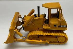 lot 142 image: Vintage Ertl 150 Scale Die-Cast John Deere 850C DozerBulldozer