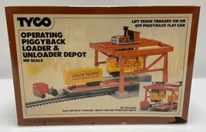lot 180 image: 1978 TYCO Operating Piggyback Loader & Unloader Depot HO Scale  (Factory Sealed)