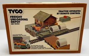 lot 181 image: 1970s TYCO Freight Unloading Depot HO Scale (New In Open Box)