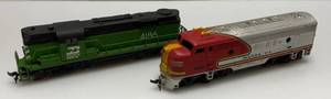 lot 187 image: Vintage HO Scale Burlington Northern 4186 Engine & Santa Fe 4015 (Pre-Owned) Lighted Untested