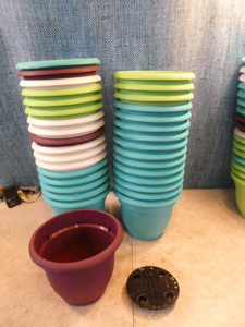 lot 1 image: 33 Plastic Plant Pots with Drainage Insert
