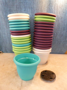 lot 2 image: 33 Plastic Plant Pots with Drainage Insert