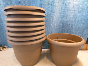 lot 3 image: 9 Plastic Plant Pots with Drainage Insert