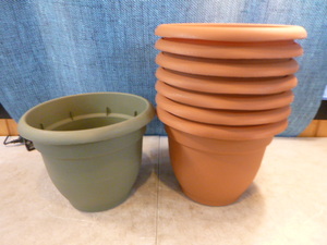 lot 4 image: 8 Plastic Plant Pots with Drainage Insert