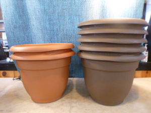 lot 5 image: 7 Plastic Plant Pots with Drainage Insert