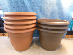 lot 6 image: 8 Plastic Plant Pots with Drainage Insert