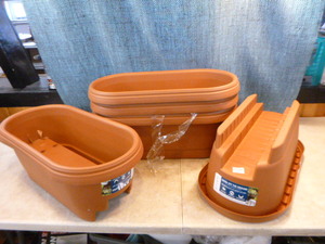 lot 9 image: 5 Bloem Grow Off The Ground Deck Railing Plant Pots