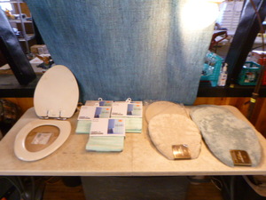 lot 72 image: Bathroom Accessories