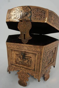 lot 4 image: Large Vintage 1980s Middle East Egyptian Copper Art Embossed Inlay Engraved Hexagon Hinged Footed Box Storage Container