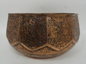 lot 14 image: Large Vintage Middle East Egyptian Copper Art Embossed Inlay Engraved 12-Sided Crimped-Round Fruit Bowl Storage Container