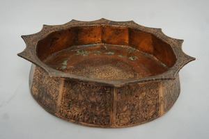 lot 16 image: Large Vintage Middle East Egyptian Copper Art Embossed Inlay Engraved Fruit Bowl Flower-Shaped Storage Container