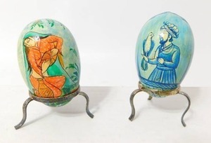 lot 19 image: Vintage Hand Painted Malevanki(Russian) Lacquer Wood Egg Intricately Decorated Scenes...