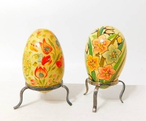 lot 20 image: Vintage Hand Painted Malevanki(Russian) Lacquer Wood Egg Intricately Decorated Scenes...