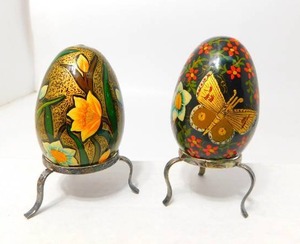 lot 21 image: Vintage Hand Painted Malevanki(Russian) Lacquer Wood Egg Intricately Decorated Scenes...