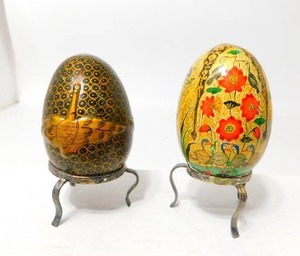 lot 23 image: Vintage Hand Painted Malevanki(Russian) Lacquer Wood Egg Intricately Decorated Scenes...