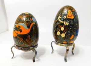 lot 24 image: Vintage Hand Painted Malevanki(Russian) Lacquer Wood Egg Intricately Decorated Scenes...