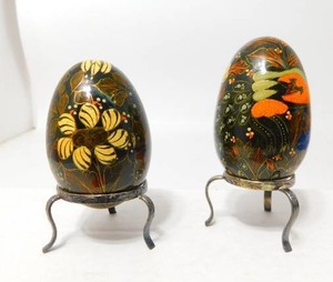 lot 26 image: Vintage Hand Painted Malevanki(Russian) Lacquer Wood Egg Intricately Decorated Scenes...